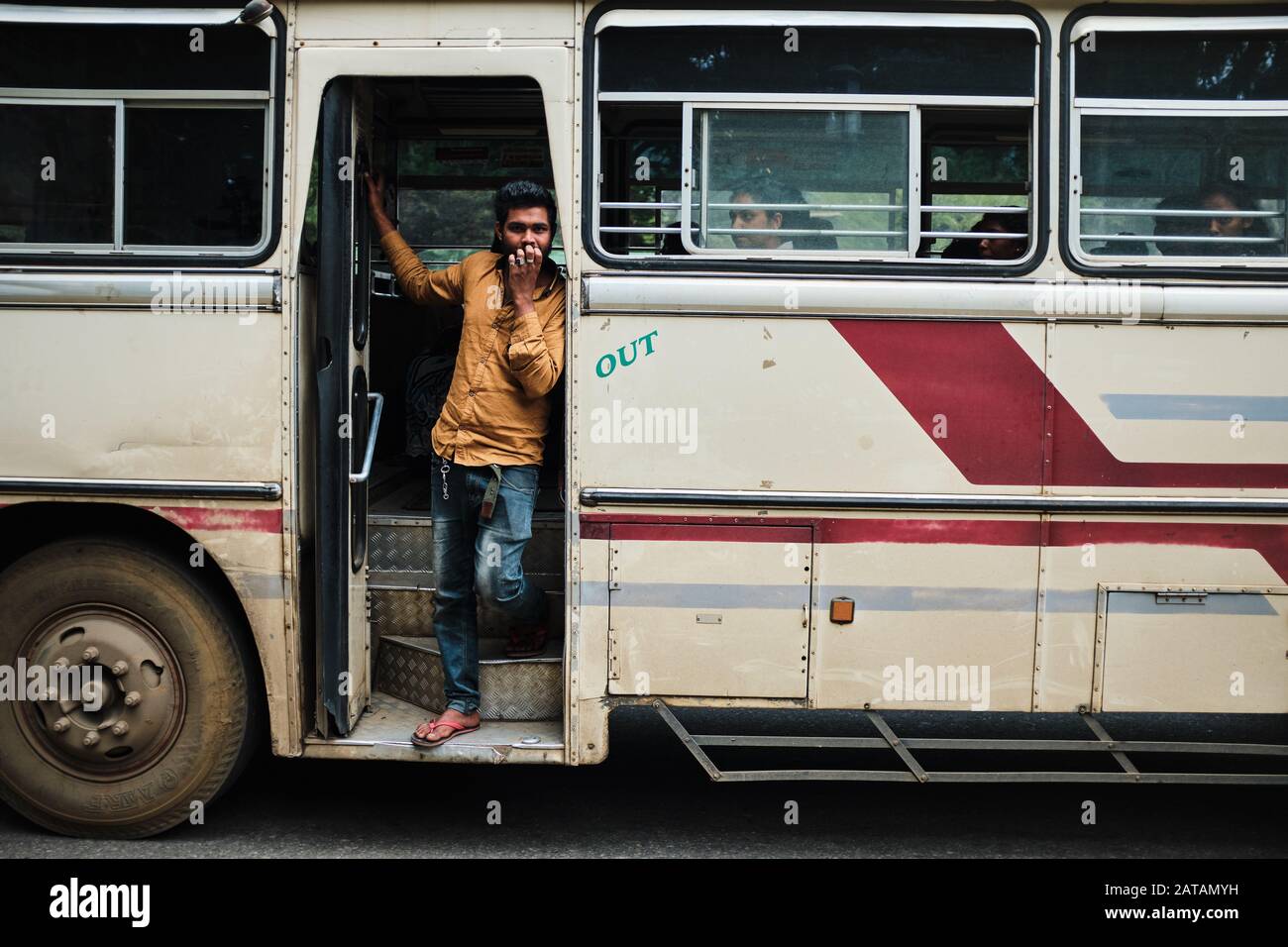 Ein Mann, der in Sri Lanka in einem Bus steht Stockfoto