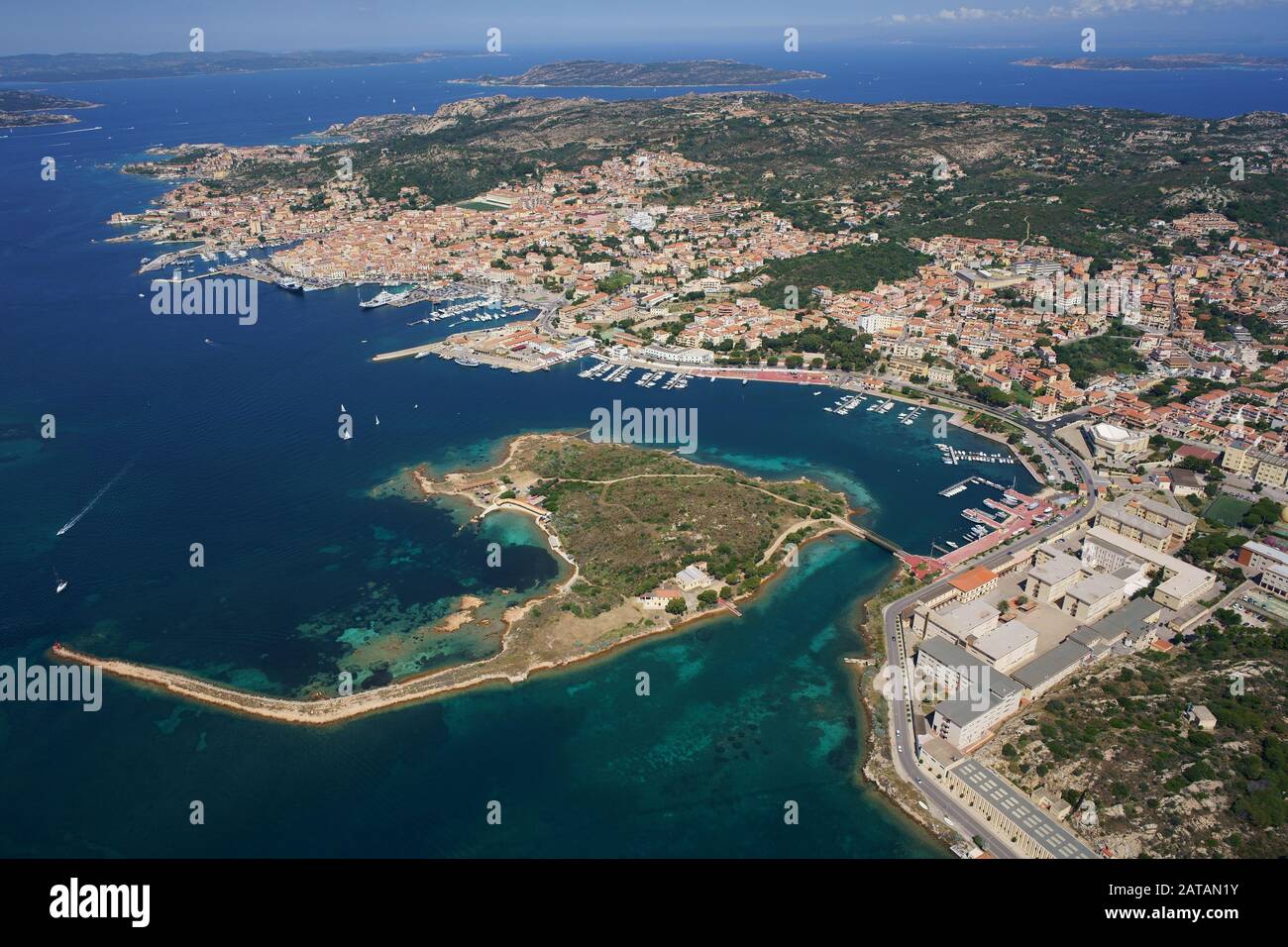 LUFTAUFNAHME. Gesamtansicht der Stadt La Maddalena. Provinz Olbia-Tempio, Sardinien, Italien. Stockfoto