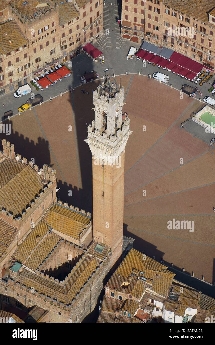 LUFTAUFNAHME. Der Torre del Mangia (Höhe: 87 m) mit Blick auf die Piazza del Campo. Siena, Provinz Siena, Toskana, Italien. Stockfoto