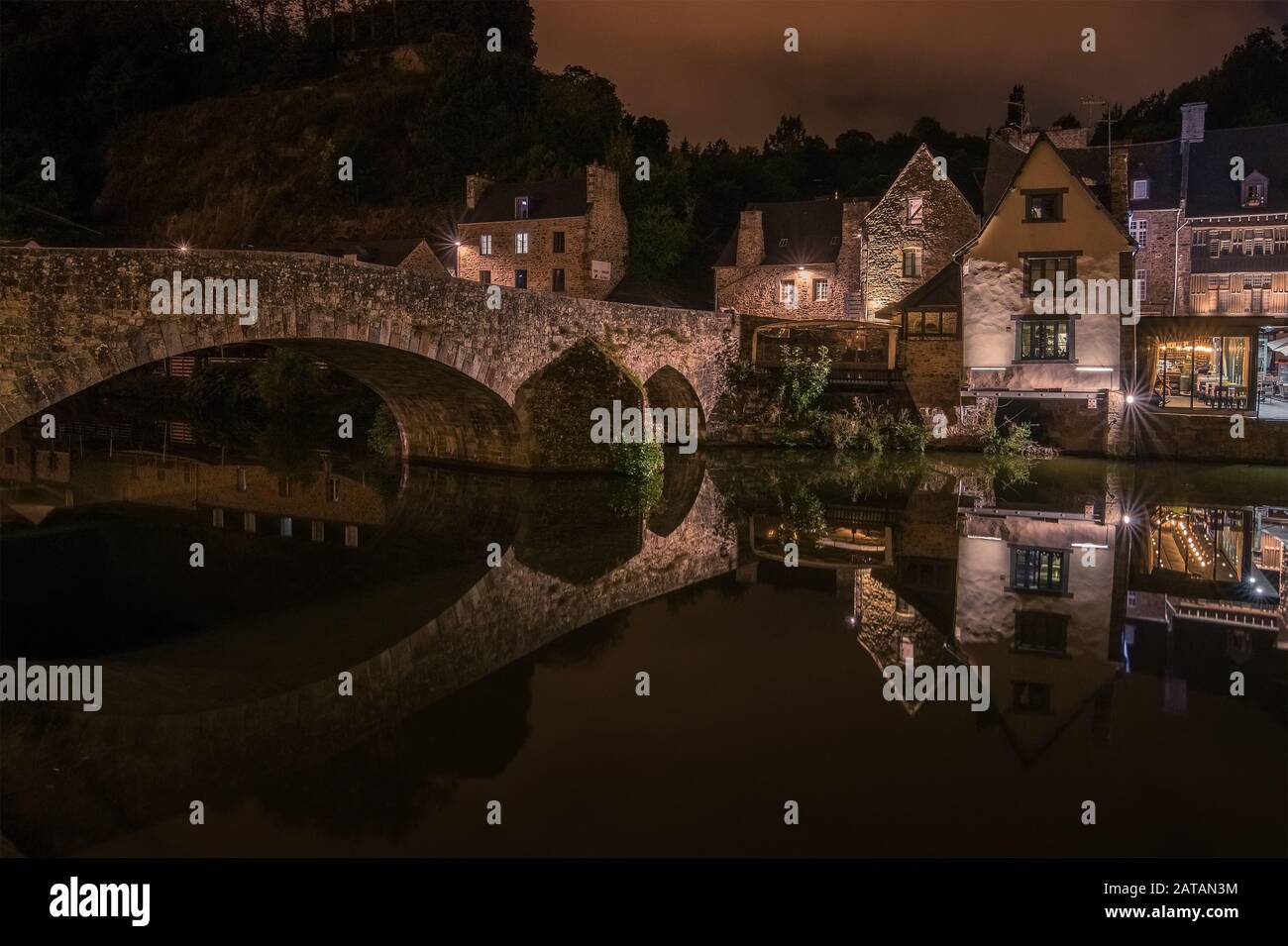 Die Nacht fällt in der Stadt Dinan, Bretagne Stockfoto