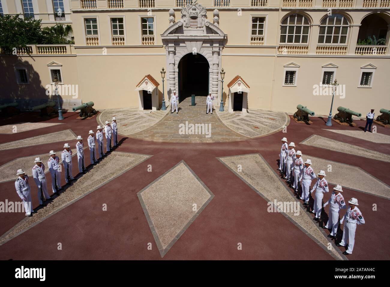 LUFTAUFNAHME von einem 6 m hohen Mast. Wachwechsel vor dem Palast des Fürsten. Monaco-Ville, Fürstentum Monaco. Stockfoto