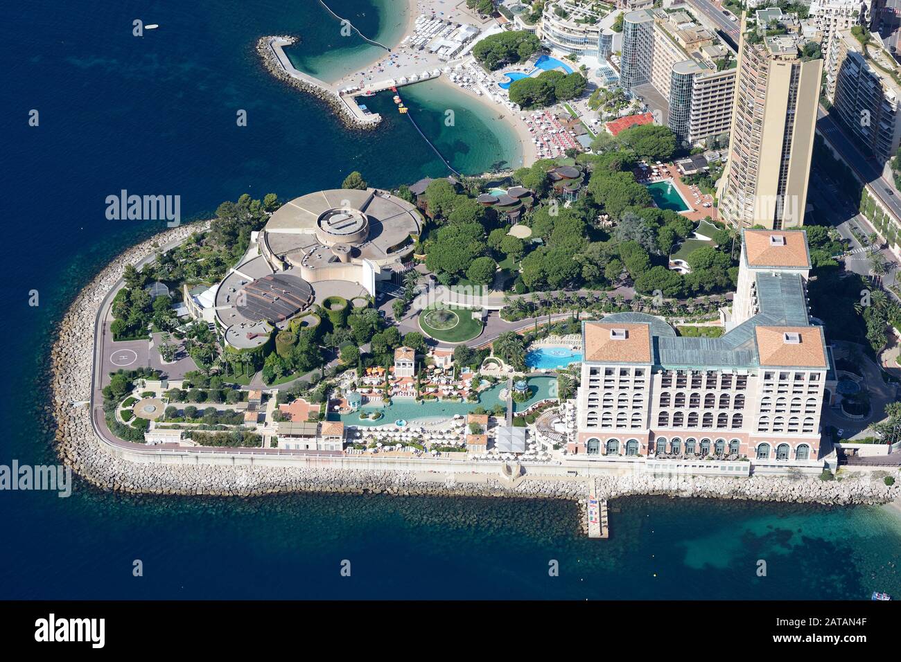 LUFTAUFNAHME. Luxuriöses Hotel auf zurückgewonnenem Land. Monte-Carlo Bay Hotel and Resort, Bezirk Larvotto, Fürstentum Monaco. Stockfoto