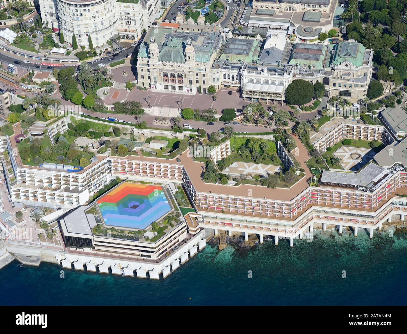 LUFTAUFNAHME. Monte-Carlo Casino und das Fairmont Hotel. Bezirk von Monte-Carlo, Fürstentum Monaco. Stockfoto