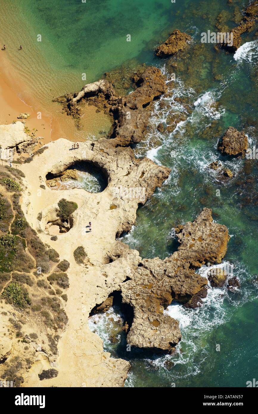 LUFTAUFNAHME. Zerklüftete Küste mit Dolinen. Albufeira, Algarve, Portugal. Stockfoto