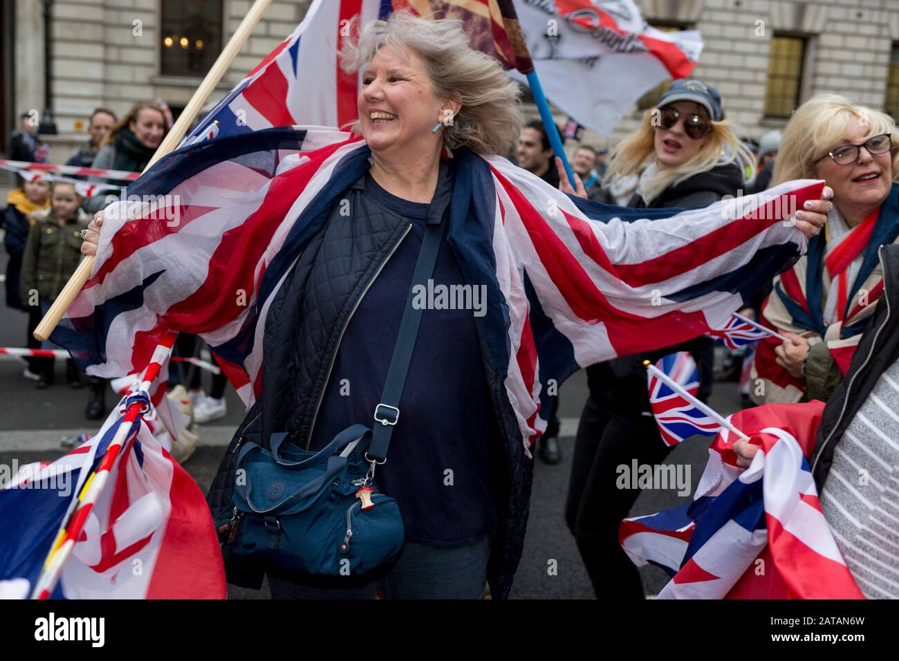 Nach dreieinhalb Jahren politischer Umwälzungen im britischen parlament feiern Brexiteers in Westminster am Brexit-Tag, dem Tag, an dem Großbritannien die Europäische Union am 31. Januar 2020 rechtskräftig verlässt, in London, England. Stockfoto