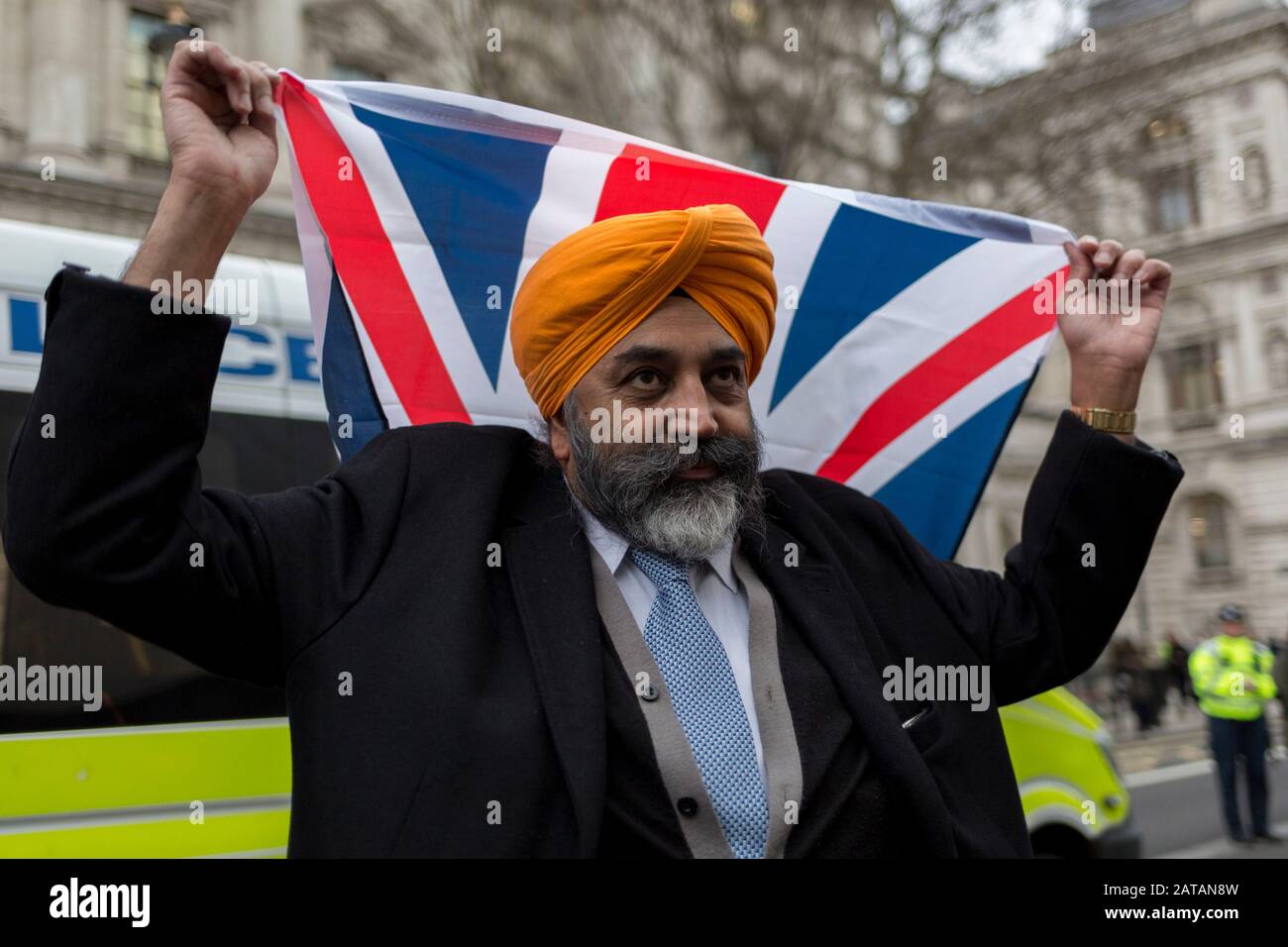 Nach dreieinhalb Jahren politischer Umwälzungen im britischen parlament feiern ein britischer Sikh und Brexiteers in Westminster am Brexit-Tag, dem Tag, an dem Großbritannien die Europäische Union am 31. Januar 2020 rechtskräftig verlässt, in London, England. Stockfoto