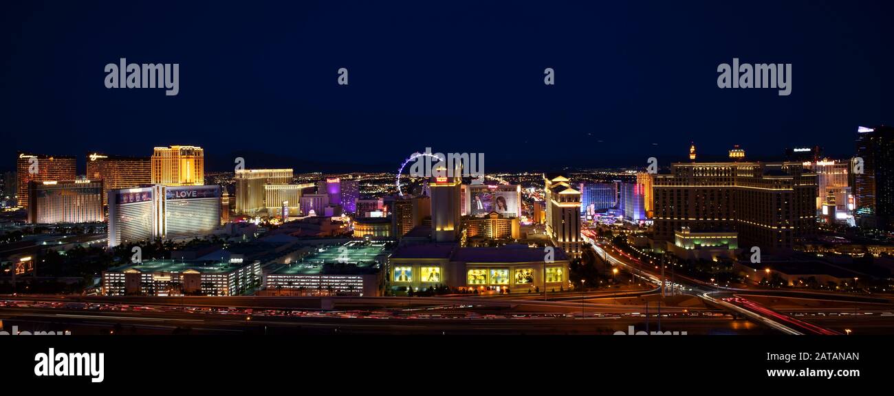 Erhöhter Panoramablick auf die Skyline von Las Vegas bei Nacht. Paradise, Nevada, USA. Stockfoto