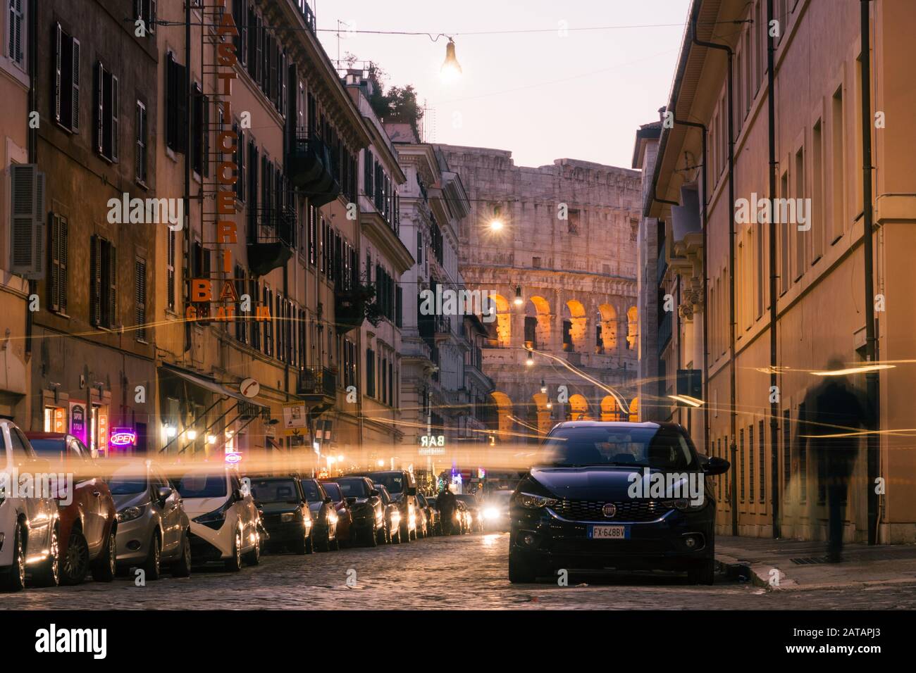 ROM, Italien - 2. Januar 2020: Blick auf das Colloseum von einer bezaubernden Hintergasse, Rom - Italien. Stockfoto