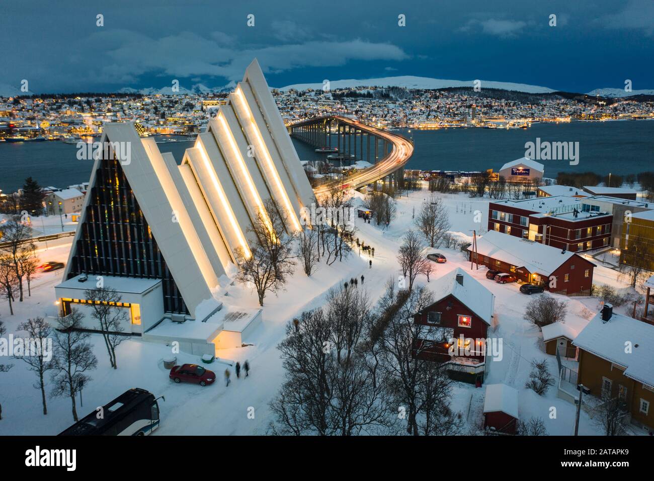 Ishavskatedralen (Arctic Cathedral) und Tromso Bridge Tromsobrua, Norwegen Stockfoto