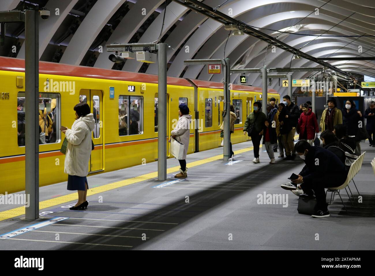 Ein U-Bahn-Zug, der in einem Zug an Shibuyas neuem Bahnsteig der Ginza-Linie ankommt. Bewegungsunschärfe. (Jan. 2020) Stockfoto