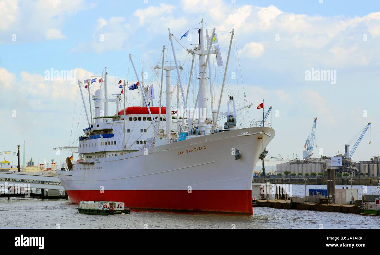 Die Cap San Diego ist ein Museumsschiff mit Liegeplatz an der Überseebrücke im Hamburger Hafen. Stockfoto