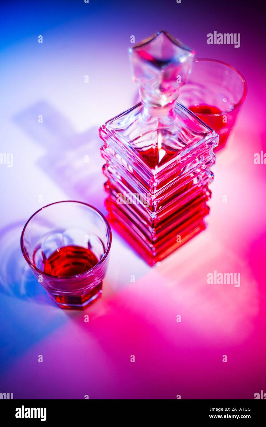 Glaskaraffe mit zwei Glasgläsern. Ansicht von oben Stockfoto