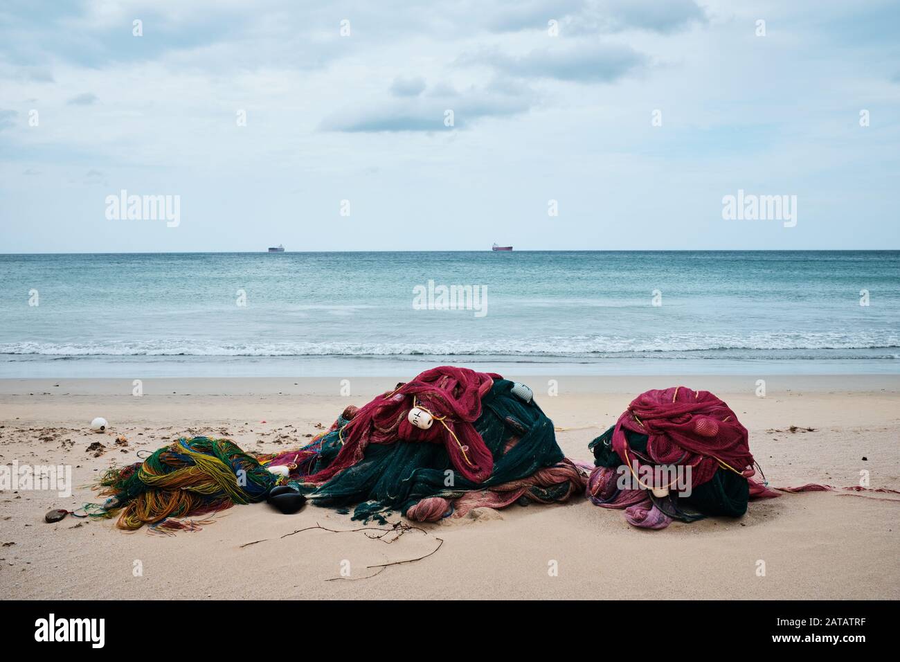 Fischernetze an einem tropischen sandigen Strand in Sri Lanka Stockfoto