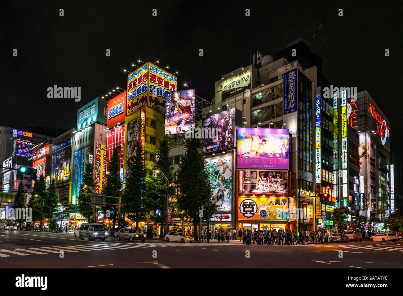 Tokio, Japan, 13. August 2019 - Beleuchtete Gebäude nachts in Akihabara, einem berühmten Einkaufsviertel für Videospiele, Anime und Mangas Stockfoto