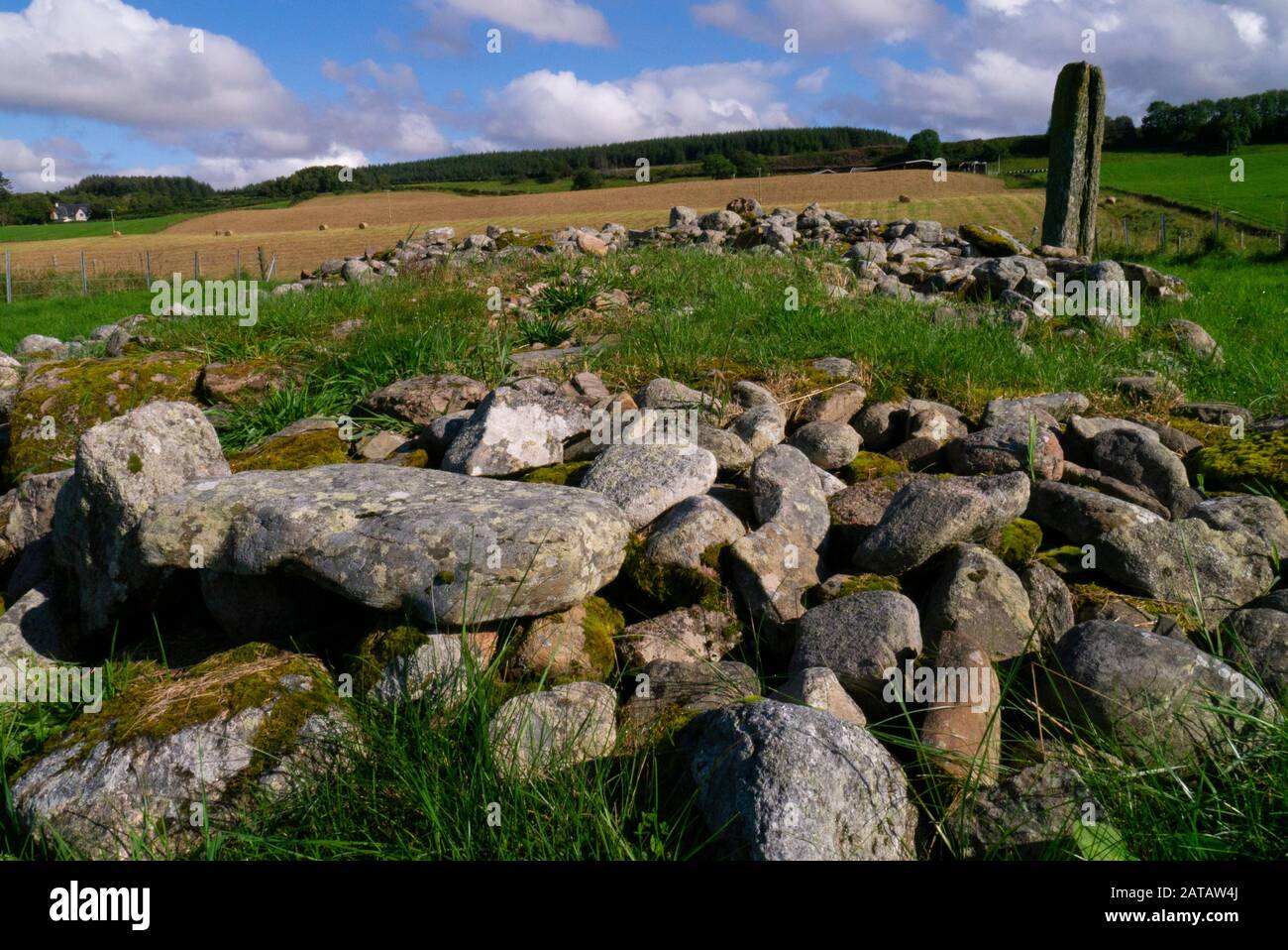 Neolithisches cairns und die Ruinen einer Kapelle im Milton von Clava in der Nähe von Clava Cairns Inverness-shire Scotland UK Stockfoto