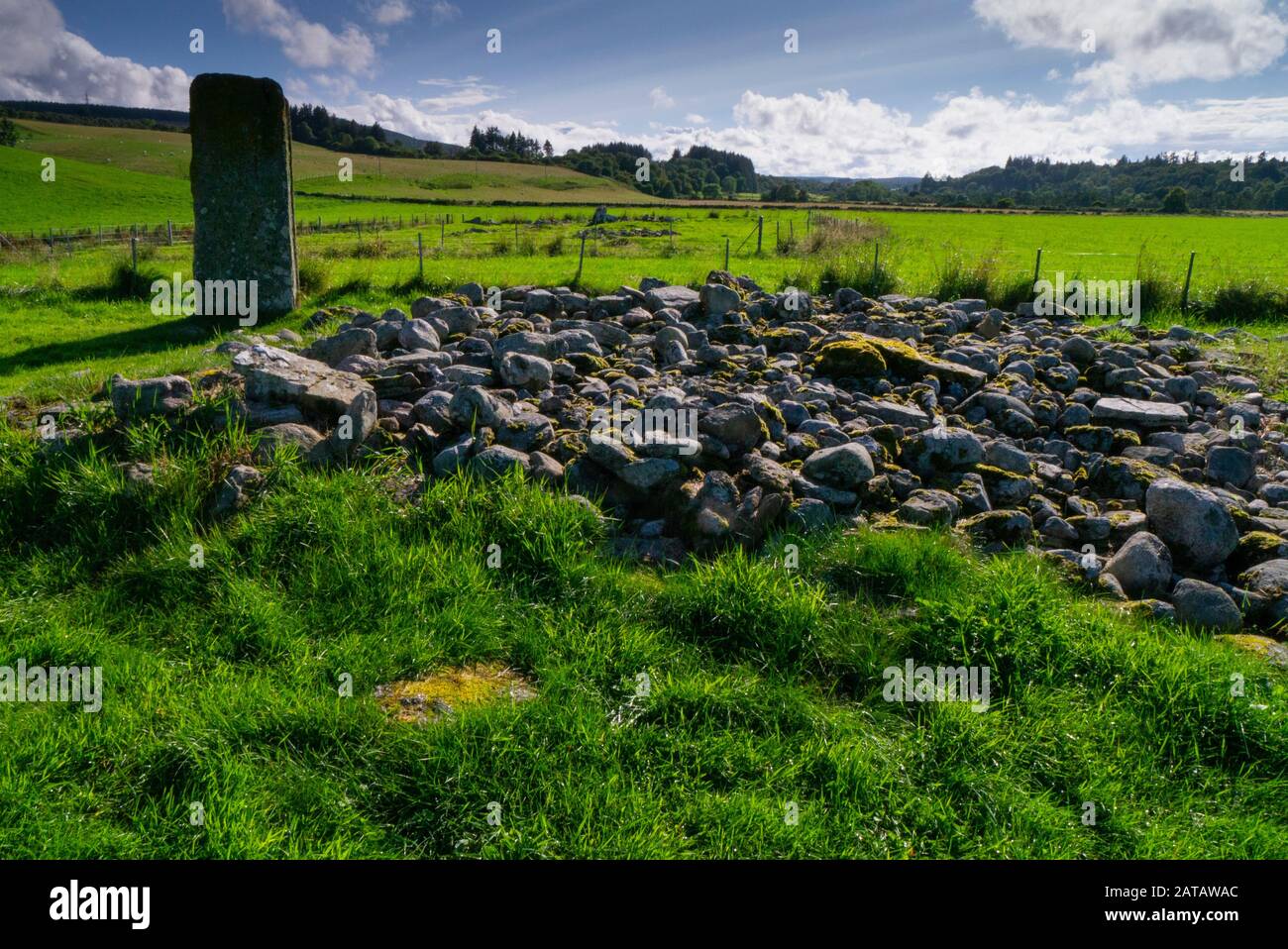 Neolithisches cairns und die Ruinen einer Kapelle im Milton von Clava in der Nähe von Clava Cairns Inverness-shire Scotland UK Stockfoto