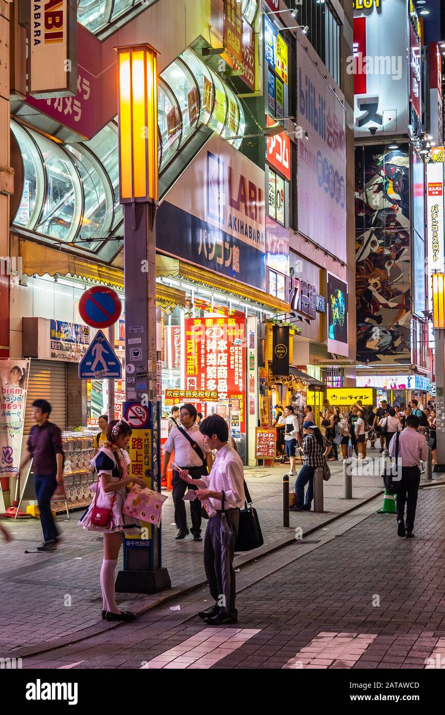 Tokio, Japan, 13. August 2019 - EIN junger Mann, der sich nachts einer Magd im Stadtteil Akihabara nähert Stockfoto