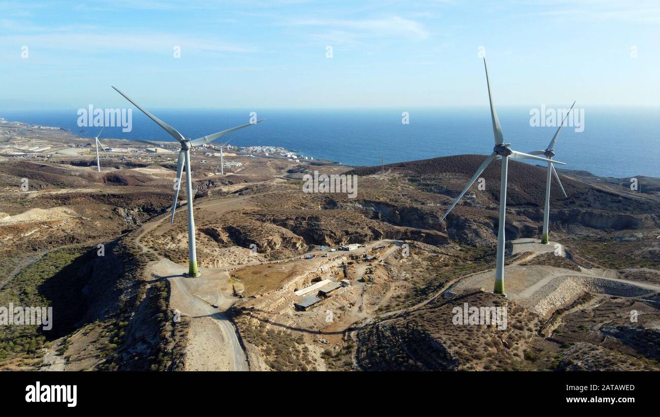 Drohne schoss von Windmühlen in Küstennähe auf der Kanareninsel Tenera. Stockfoto