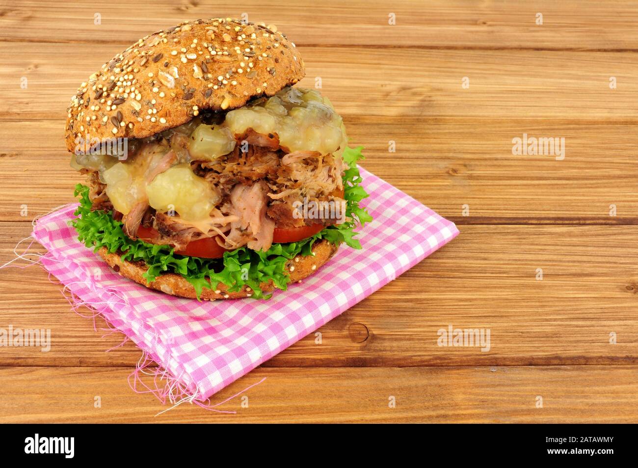 Hag braten Sie Fleisch-Sandwich mit apfelsoße und Salat in einer mit ...