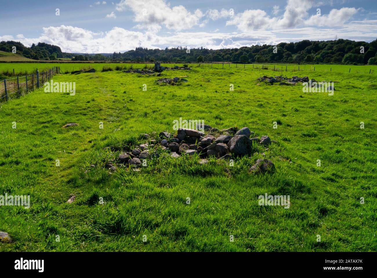 Neolithisches cairns und die Ruinen einer Kapelle im Milton von Clava in der Nähe von Clava Cairns Inverness-shire Scotland UK Stockfoto