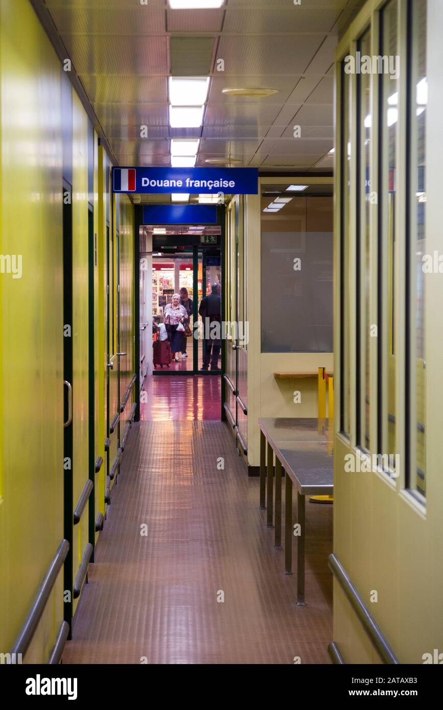 Zoll / Douanes am Grenzübergang zwischen Frankreich und der Schweiz am Bahnhof Genf. Schweiz. (112) Stockfoto