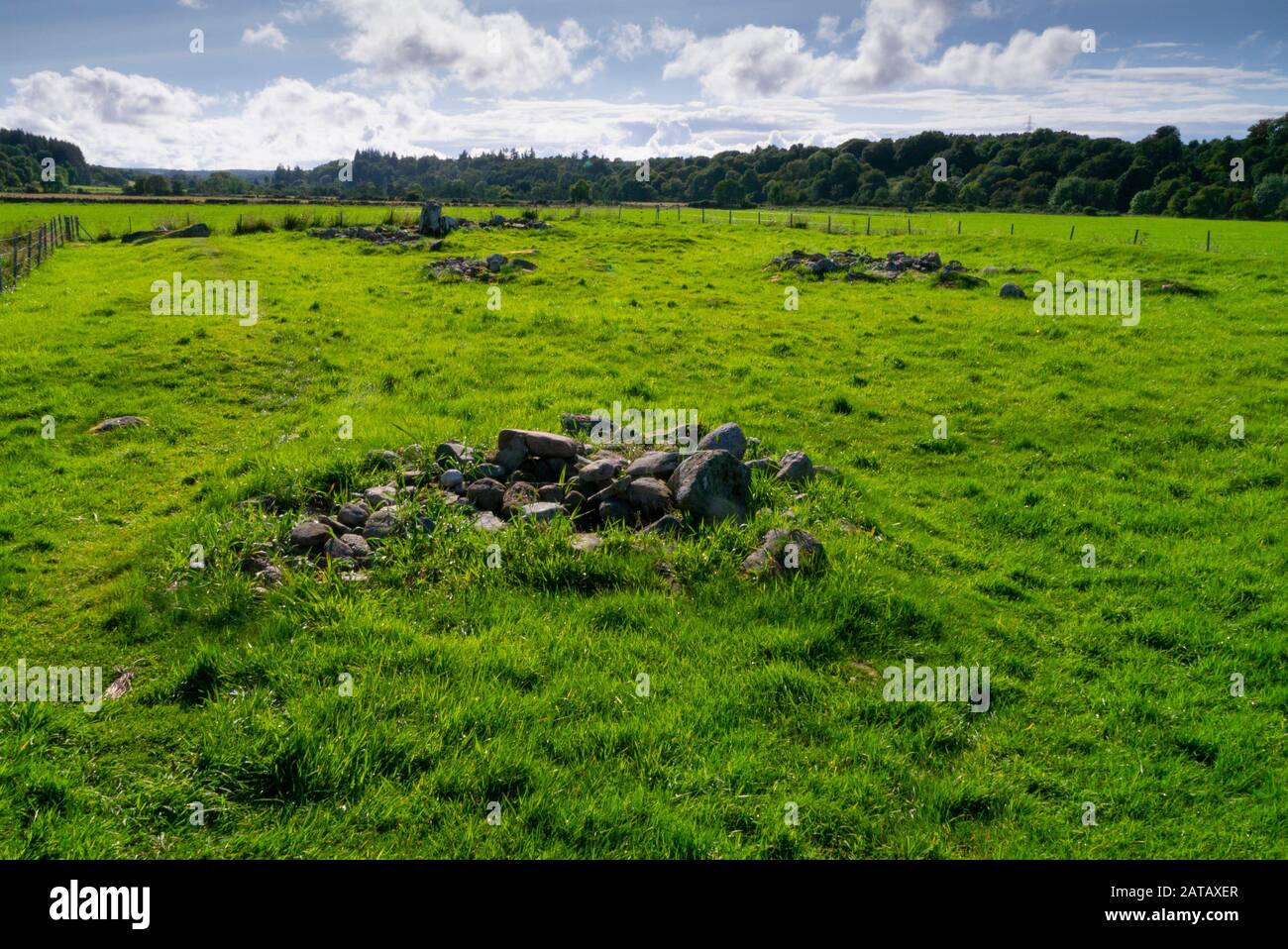 Neolithisches cairns und die Ruinen einer Kapelle im Milton von Clava in der Nähe von Clava Cairns Inverness-shire Scotland UK Stockfoto