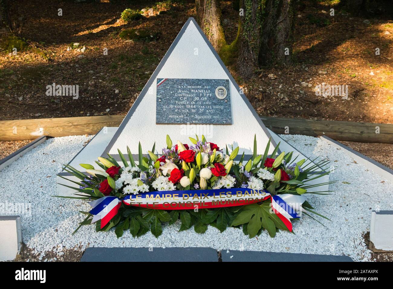 Denkmal für den Widerstandskämpfer-Leutnant Jean Pianelli, der 1944 von den deutschen Neonazis in der Nähe von Aix Les Bains, Lac Du Bourget in Frankreich, erschossen wurde. (112) Stockfoto