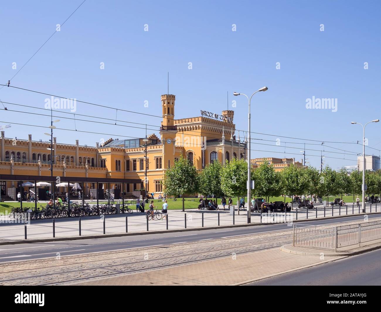WROCLAW, Polen - 15. AUGUST 2017: Breslau Hauptbahnhof mit Touristen Stockfoto