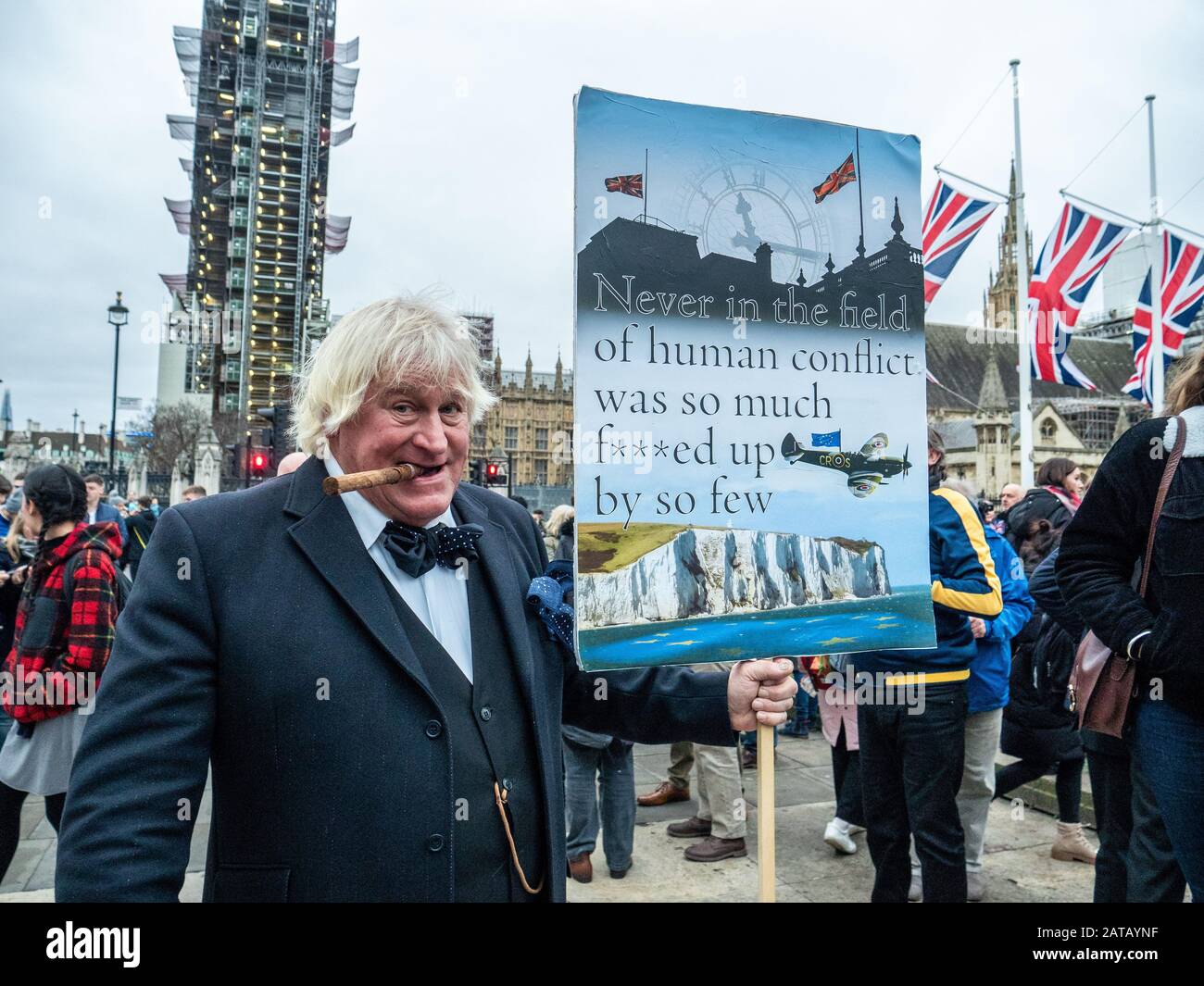 Brexit Day 31. Januar 2020 auf dem Parliament Square, London, England, da ein Mann mit einem humorvollen Schild steht, das sich auf einen Tschurchil-Spieß bezieht. Stockfoto