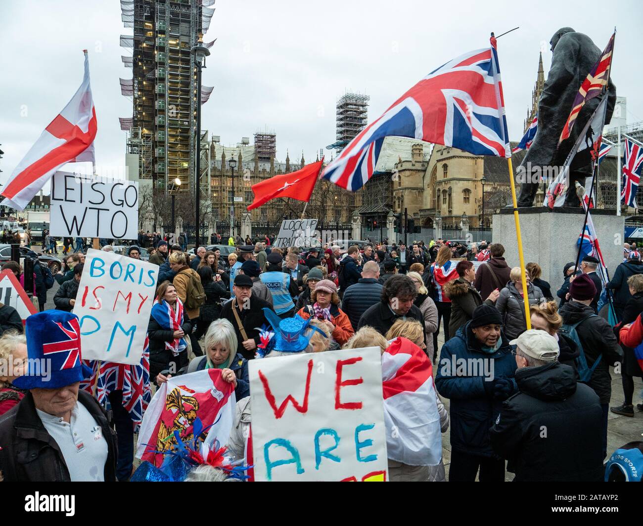 Am 31. Januar 2020 versammeln sich die Menschen auf dem Parliament Square in London, England Stockfoto