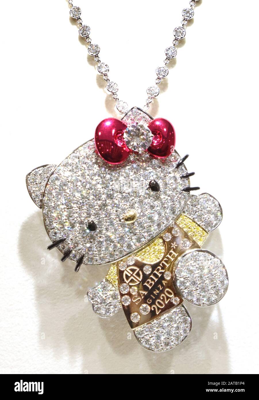 Tokio, Japan. Januar 2020. Japans Juwelier SA BIRT zeigt Diamanten Anhänger von Sanrios Charakter Hello Kitty, besetzt mit insgesamt 20,20 ct Diamanten mit Platin, Preis 20,2 Millionen Yen in der Sanrio-Zentrale in Tokio am Freitag, 31. Januar 2020. Credit: Yoshio Tsunoda/AFLO/Alamy Live News Stockfoto