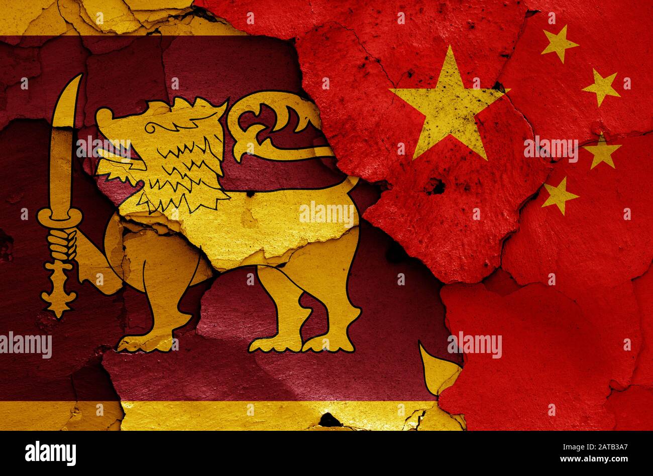 Flaggen Sri Lankas und Chinas auf gerissene Wand gemalt Stockfoto