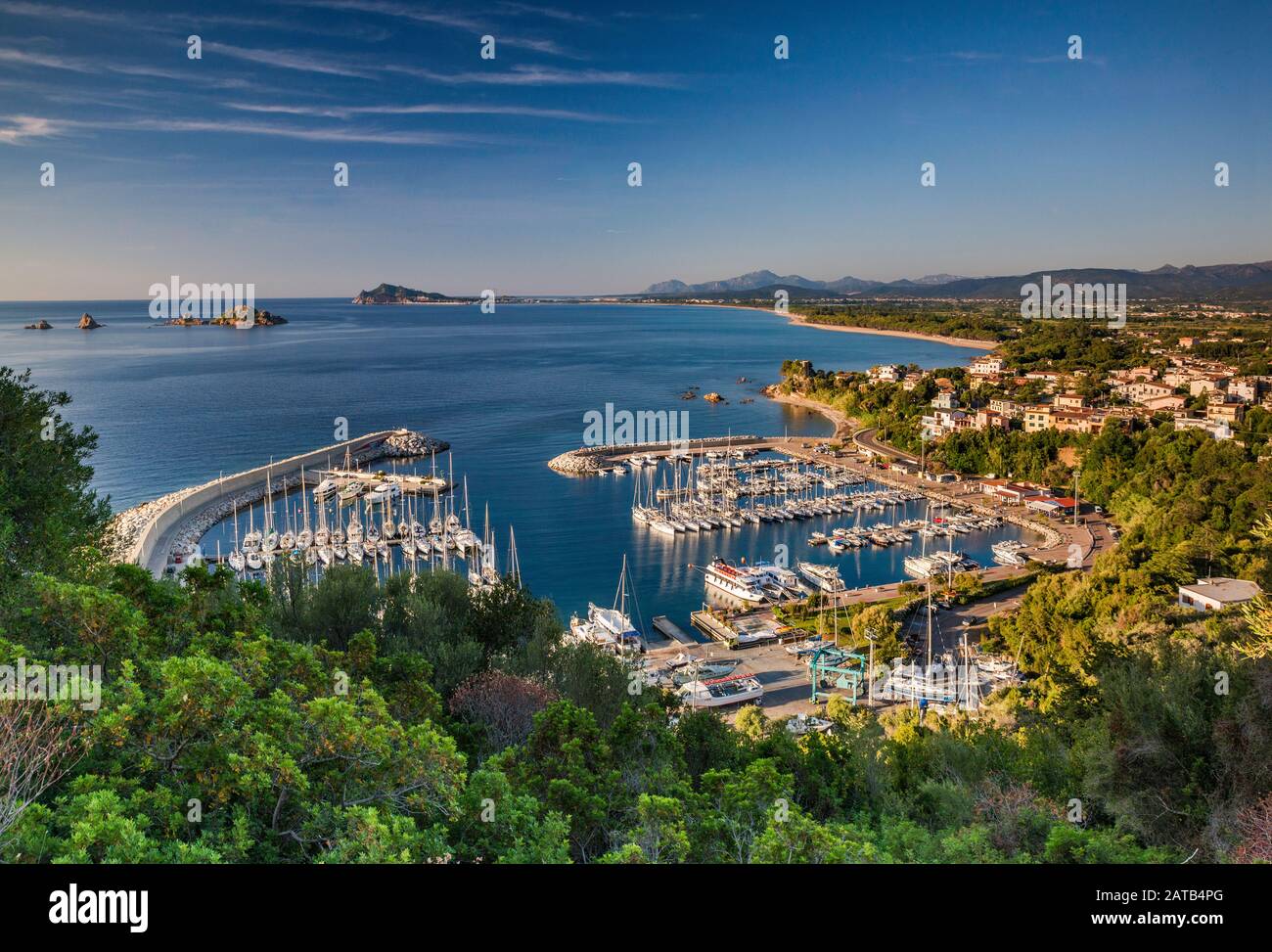 Marina in Santa Maria Navarrese Resort Stadt an der Costa di Levante, Tyrrhenische Küste, Region Ogliastra, Provinz Nuoro, Sardinien, Italien Stockfoto