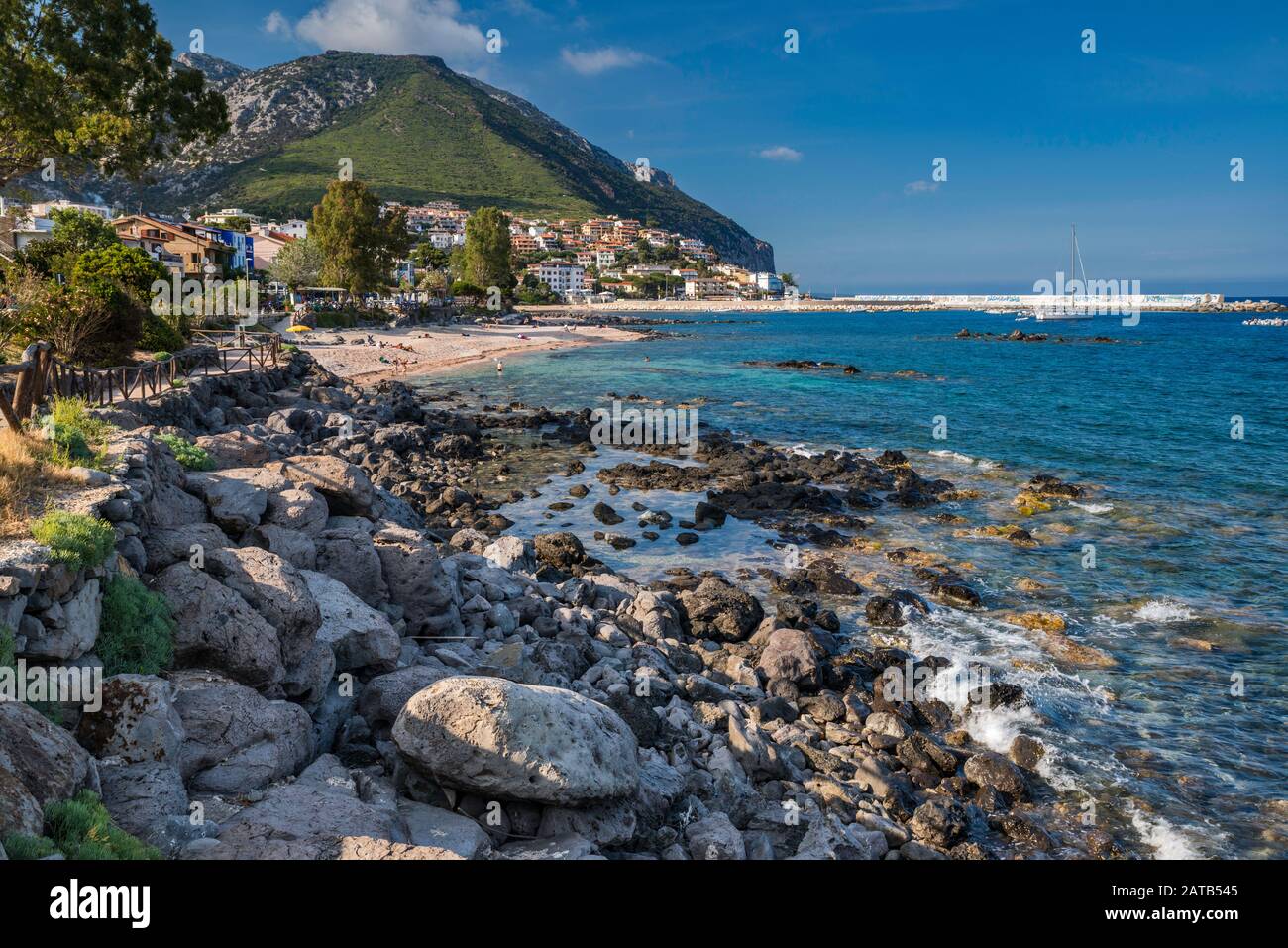 Strand im Ferienort Cala Gonone am Golfo Di Orosei, das Tyrrhenische Meer, Provinz Nuoro, Sardinien, Italien Stockfoto