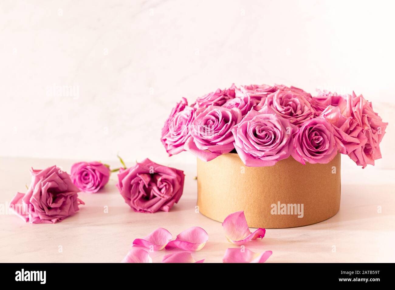 Blumenarrangement aus pinkfarbenen Rosen für den Frühling Stockfoto
