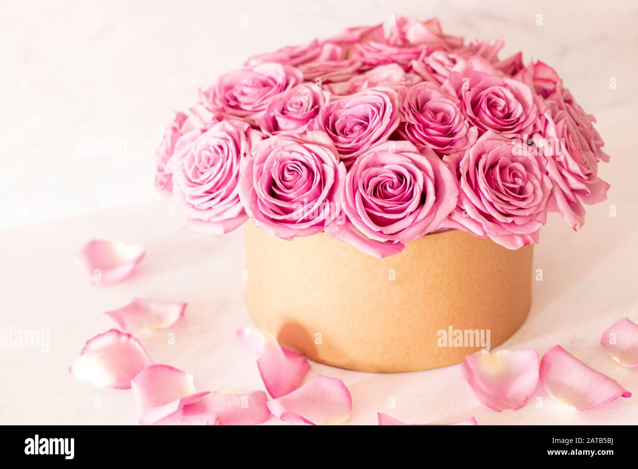 Blumenarrangement aus pinkfarbenen Rosen für den Frühling Stockfoto