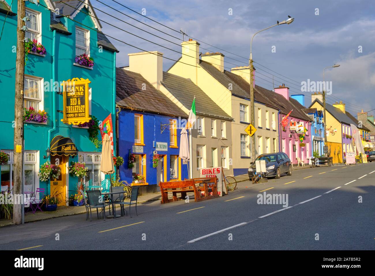 Diagonal Blick auf die bunten Gebäudefassaden einer irischen Kleinstadt. Sneem, Irland Stockfoto