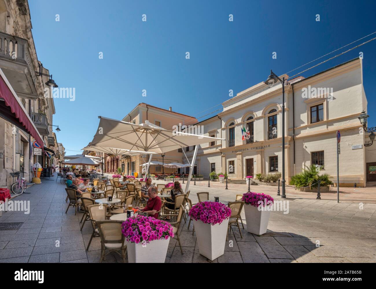 Straßencafé auf Corso Umberto, Fußgängerzone, öffentliches Bibliotheksgebäude auf der rechten Seite, Zentrum der Stadt Olbia, Provinz Sassari, Sardinien, Italien Stockfoto