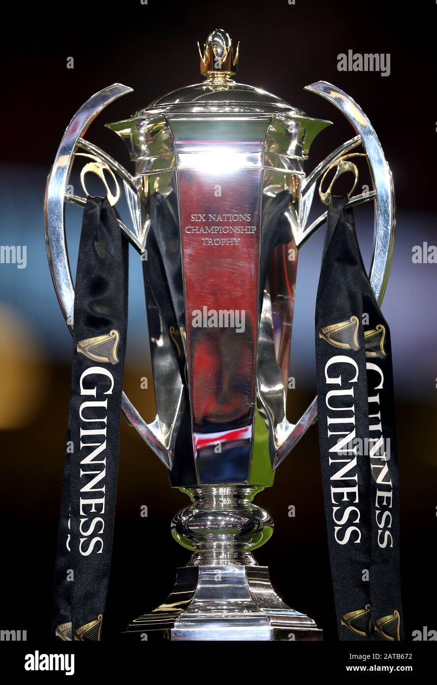 Der Six Nations Championship Trophäe während des Guinness Six Nations Matches im Fürstenstadion, Cardiff. Stockfoto