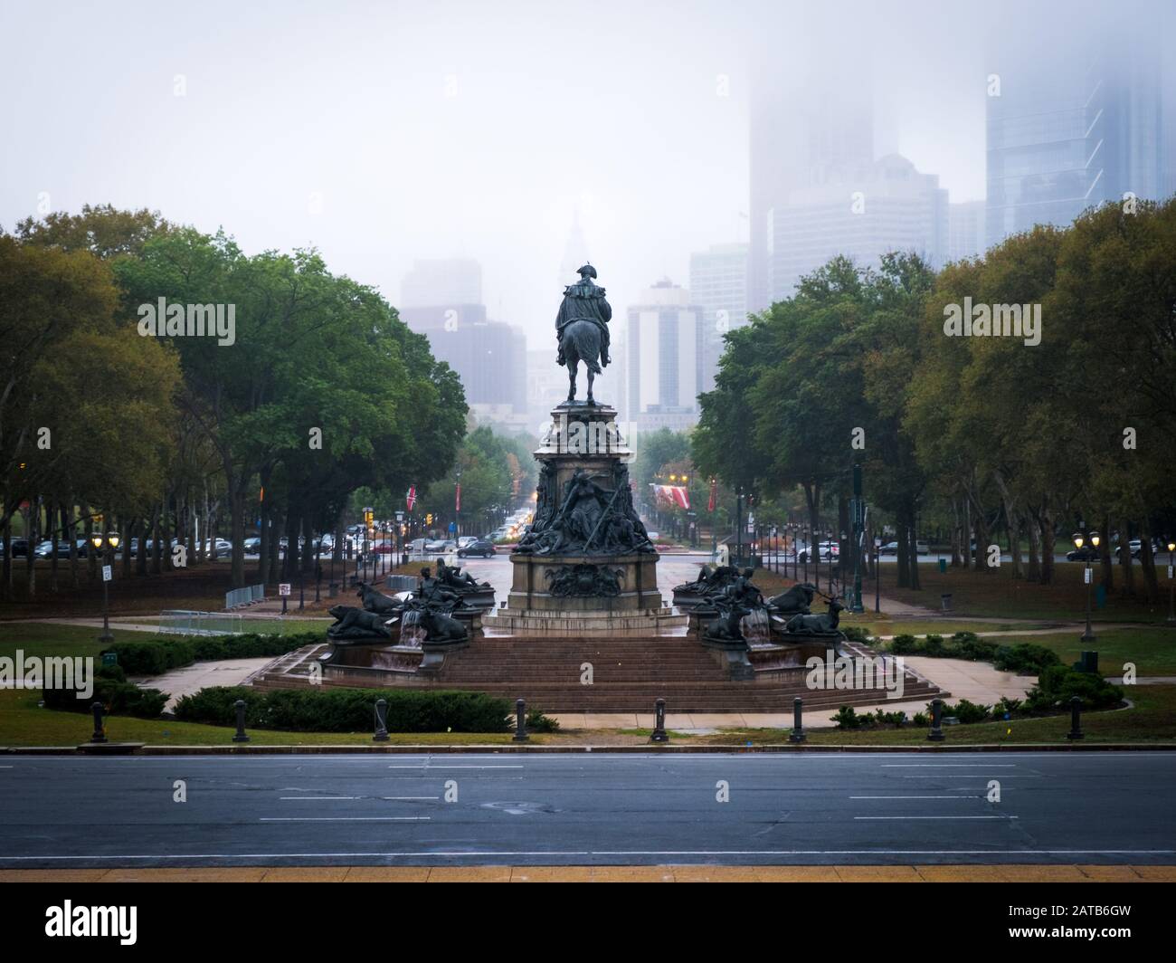 PHILADELPHIA. Pennsylvania - 3. Oktober 2019: Nebel und Regen schaffen einen ruhigen Arbeitstag in der Innenstadt von Philadelphia Stockfoto