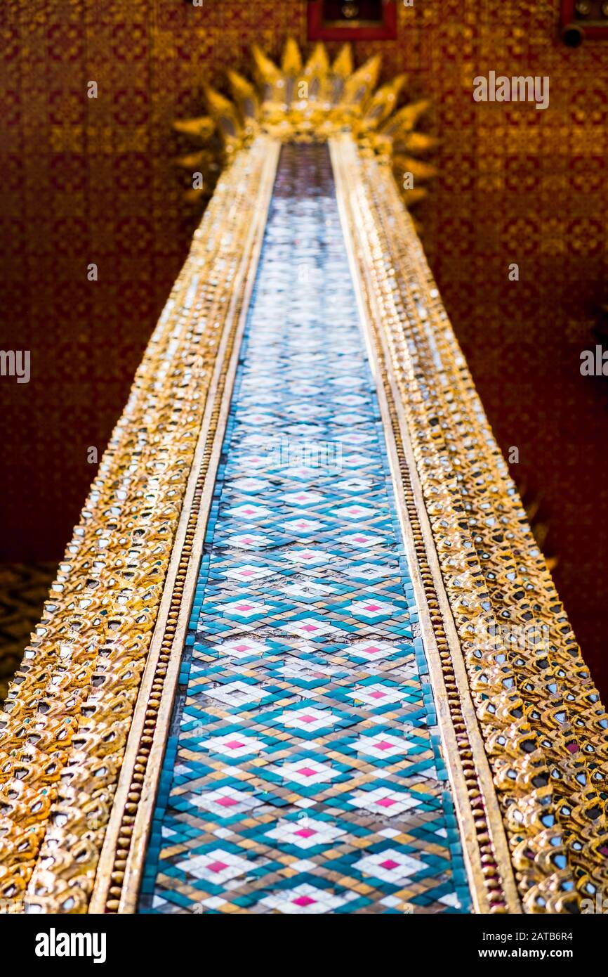 Aufwendige Steinarbeiten am Grand Temple in Bangkok, Thailand Stockfoto