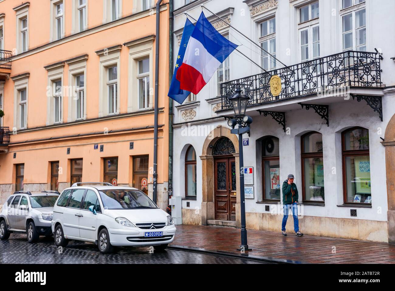 Krakau, Polen - Apr 30, 2019: Frankreich und EU-Flaggen auf der Fassade des Generalkonsulat der Republik Frankreich in Krakau im historischen Zentrum eines entfernt Stockfoto