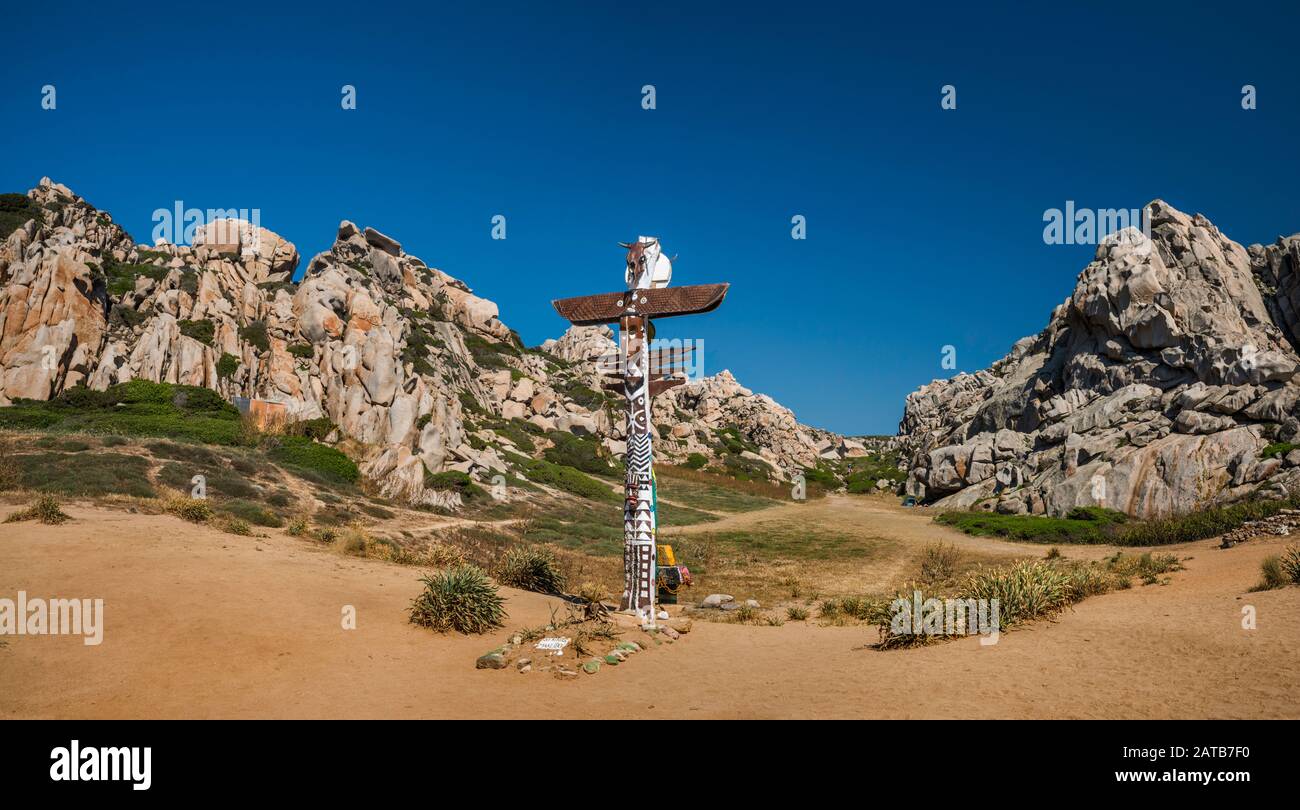 Totempfahl, Granit-Formationen im Valle della Luna, Capo Testa, in der Nähe von Santa Teresa di Gallura, Region Gallura, Provinz Sassari, Sardinien, Italien Stockfoto