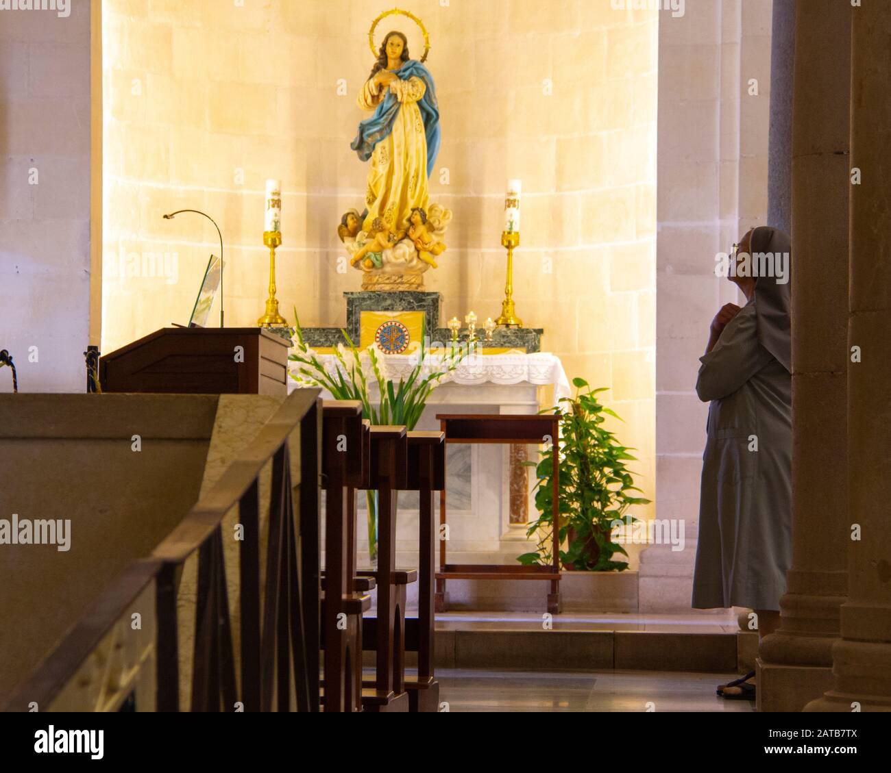 Betende ältere Nonne zur Jungfrau Maria Skulptur Stockfoto