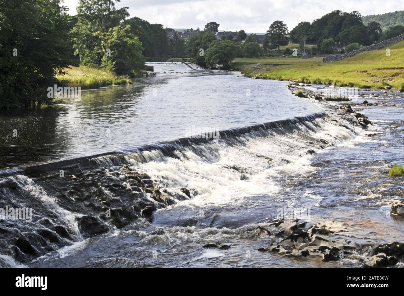 Rund um Großbritannien - EIN Wehr am River Wharfe. Ein Bild, das auf dem "Dales Way" zwischen Grassington & Burnsall, North Yorkshire, Großbritannien aufgenommen wurde Stockfoto