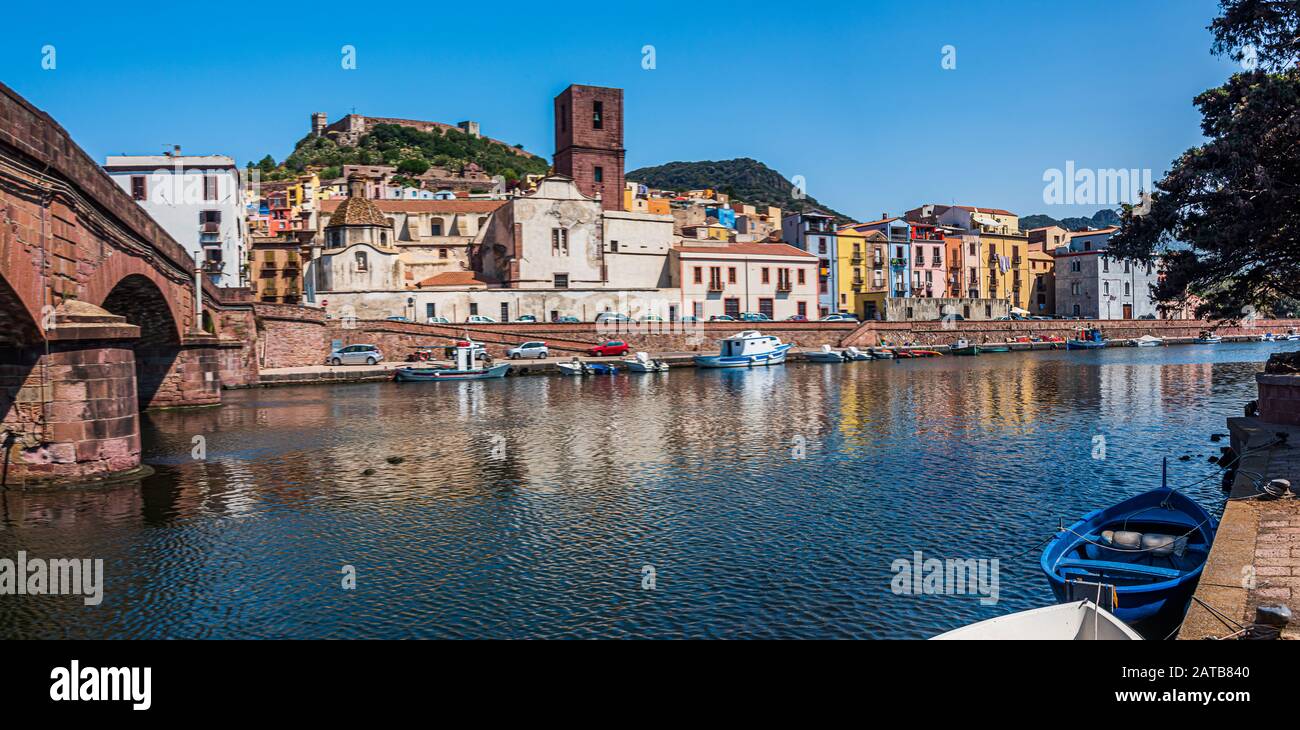Die farbenfrohen Häuser des Dorfes Bosa, entlang des Flusses Tenno, auf Sardinien Stockfoto