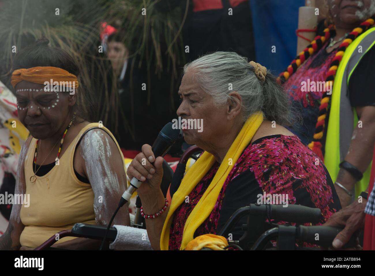 Perth, Australien. Januar 2020. Ältester der Aborigines spricht am Invasionstag in Perth, Western Australia mit den Menschenmassen. Invasionstag protestiert auf der Bühne und in den Straßen des Zentrums von Perth und erinnert an die Ungerechtigkeiten, die den Aboriginals in der Vergangenheit und Gegenwart zuteil wurden. Demonstranten aus allen Schichten des Lebens forderten, den nationalen Australia Day und seine Feierlichkeiten zu verschrotten und durch Den Invasionstag zu ersetzen und die Rechte der Aborigines anzuerkennen. Kredit: Joe Kuis / Alamy News Stockfoto