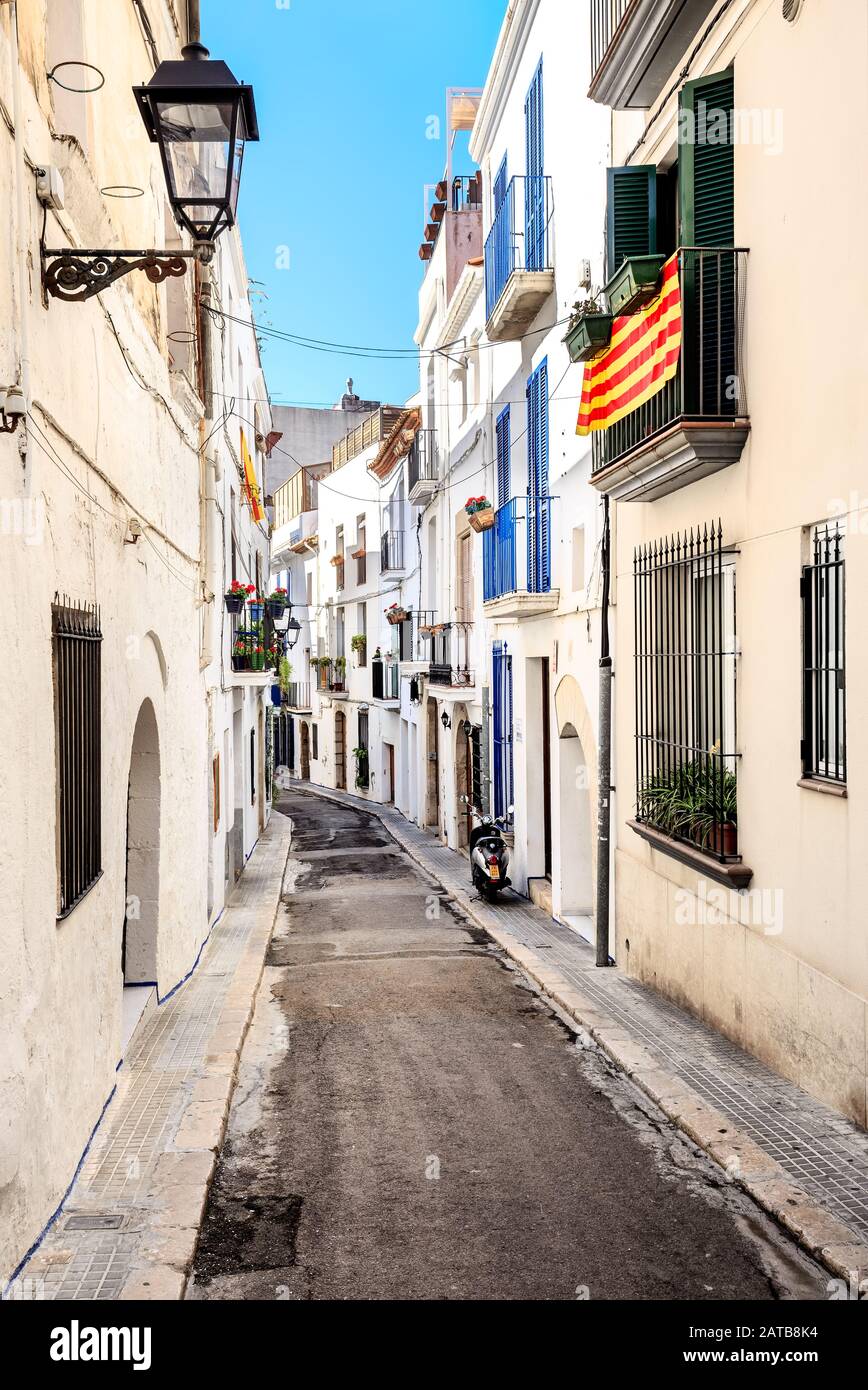 Blick auf die Straße von Sitges in Katalonien, Spanien Stockfoto