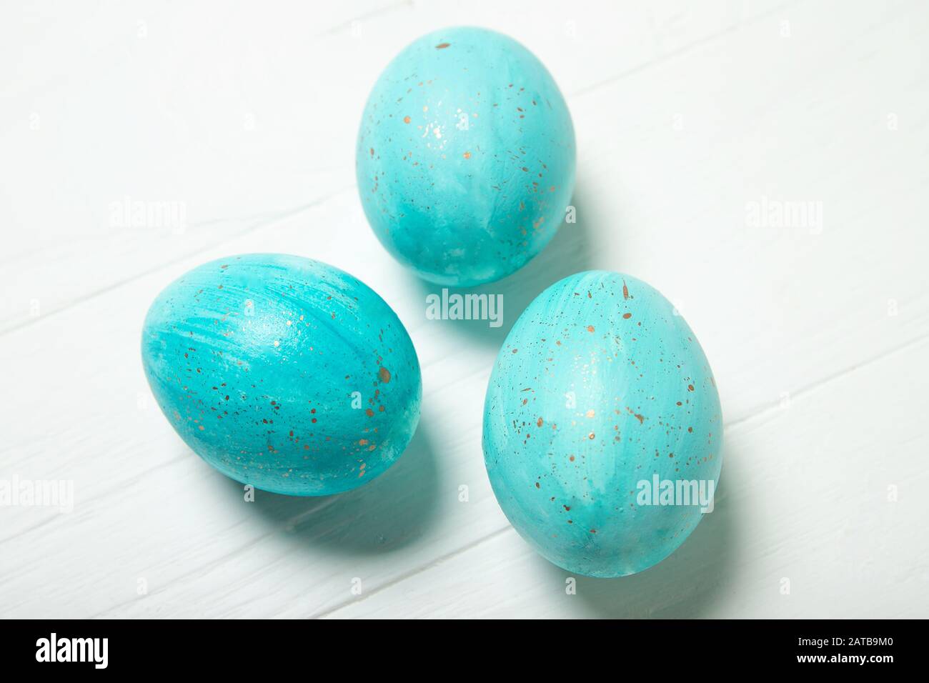 Blaue Ostereier mit Goldspritzern Stockfoto