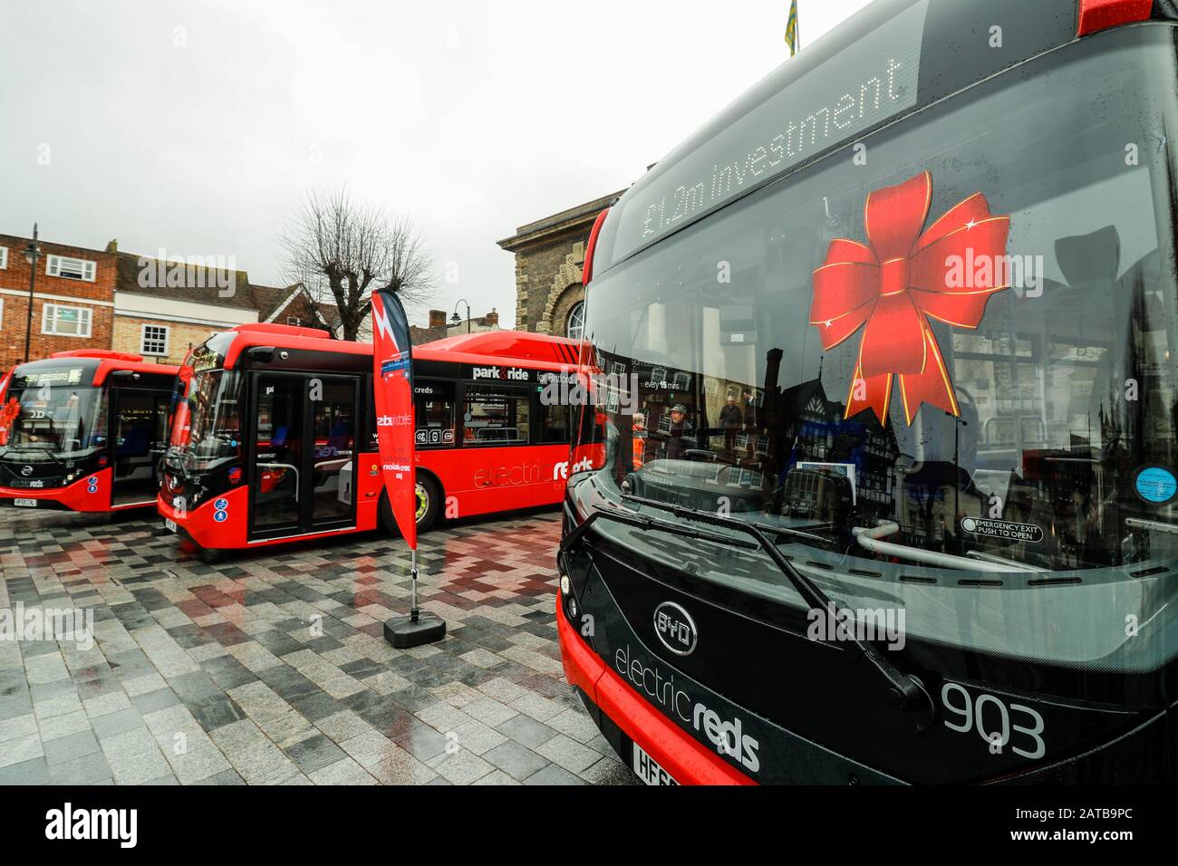 Salisbury Reds Electric Bus Start in Salisbury Guildhall, 30. Januar 2020. Eine Gesamtinvestition von 1,2 Millionen £ebnete nach einem erfolgreichen Angebot des örtlichen Busbetreibers und des Wiltshire Council für 600.000 £staatliche Förderung den Weg für die neuesten Erweiterungen des Park- und Fahrdienstleistungsangebots der Stadt. Der Umzug bedeutet umweltfreundlichere und sauberere Reisen durch die Region. Salisbury Reds ist Teil Von Go South Coast Stockfoto